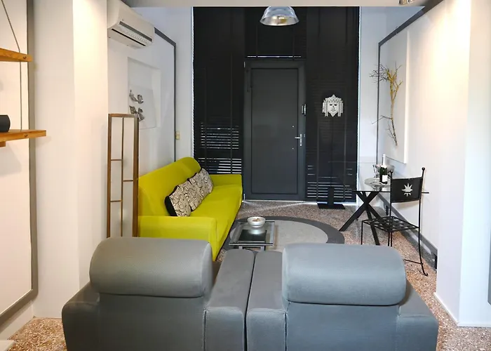 Central Two-Floor Maisonette With Private Entrance