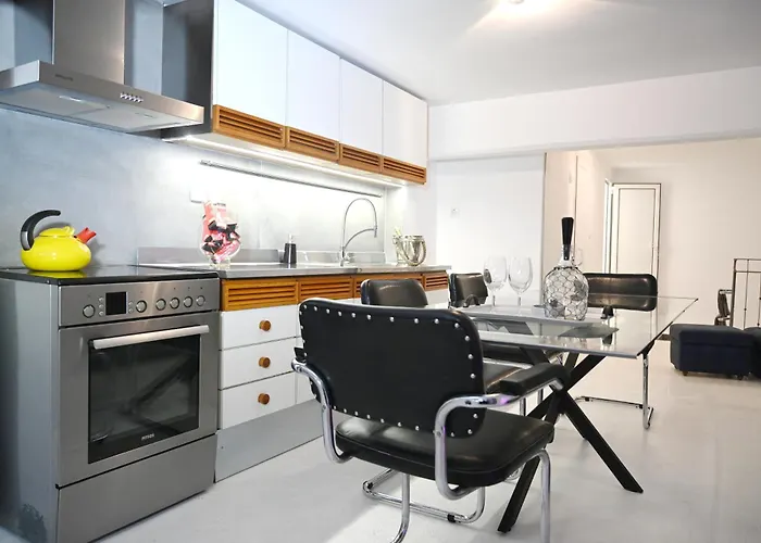 Central Two-Floor Maisonette With Private Entrance