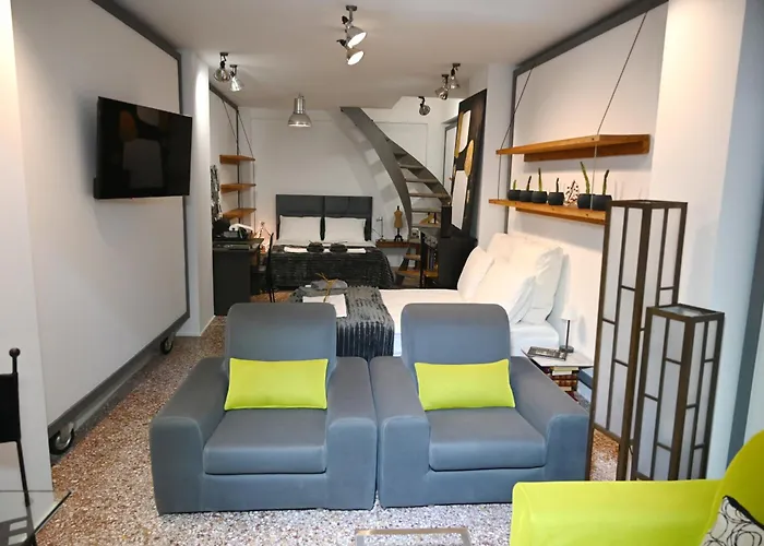 Central Two-Floor Maisonette With Private Entrance